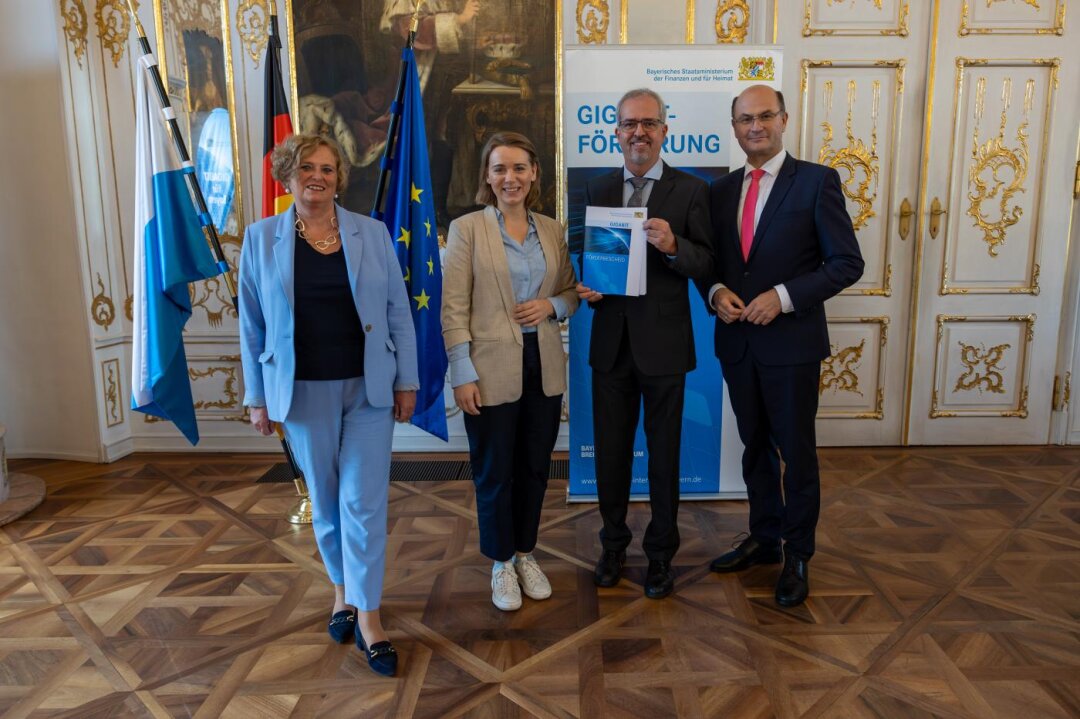 Regierungspräsidentin Barbara Schretter, MdL Jenny Schack, Erster Bürgermeister Roman Gepperth und Staatsminister Albert Füracker, MdL im Rokokosaal der Regierung von Schwaben